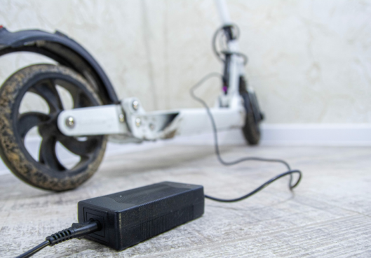 Vélos et trottinettes électriques : attention au risque d’incendie de leurs batteries ! - Habitation Moderne