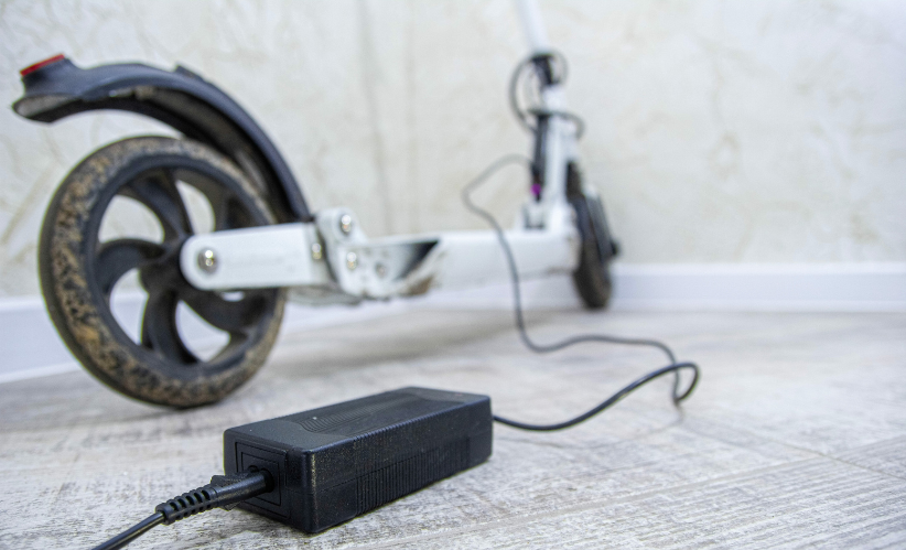 Découvrez Vélos et trottinettes électriques : attention au risque d’incendie de leurs batteries !